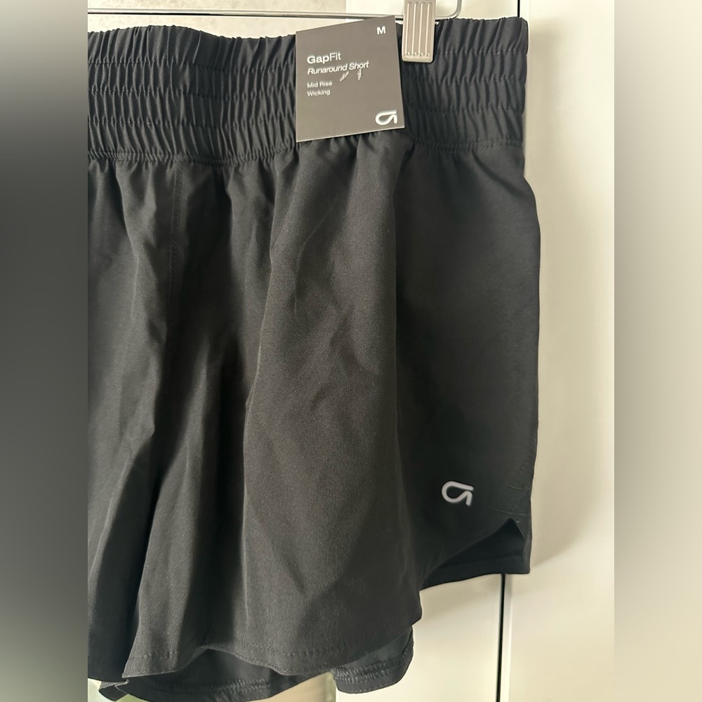 GAP Women's Athletic Black Running Shorts NWT Medium - Picture 2 of 3